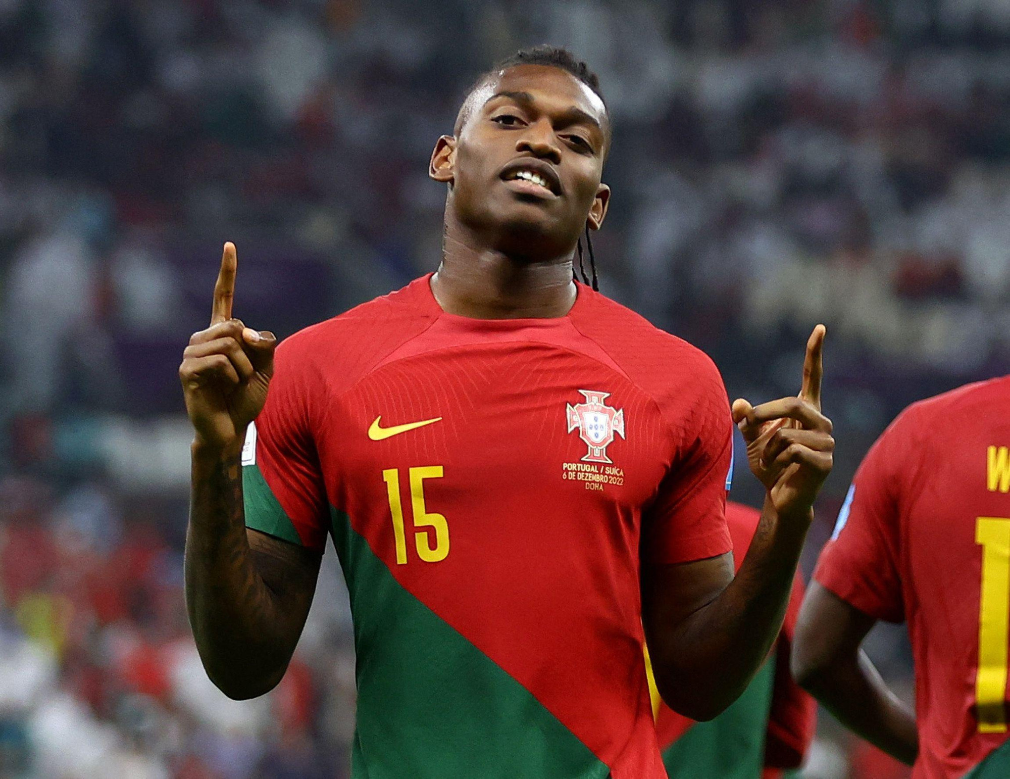 Tiền đạo Rafael Leao ăn mừng bàn thắng thứ sáu.