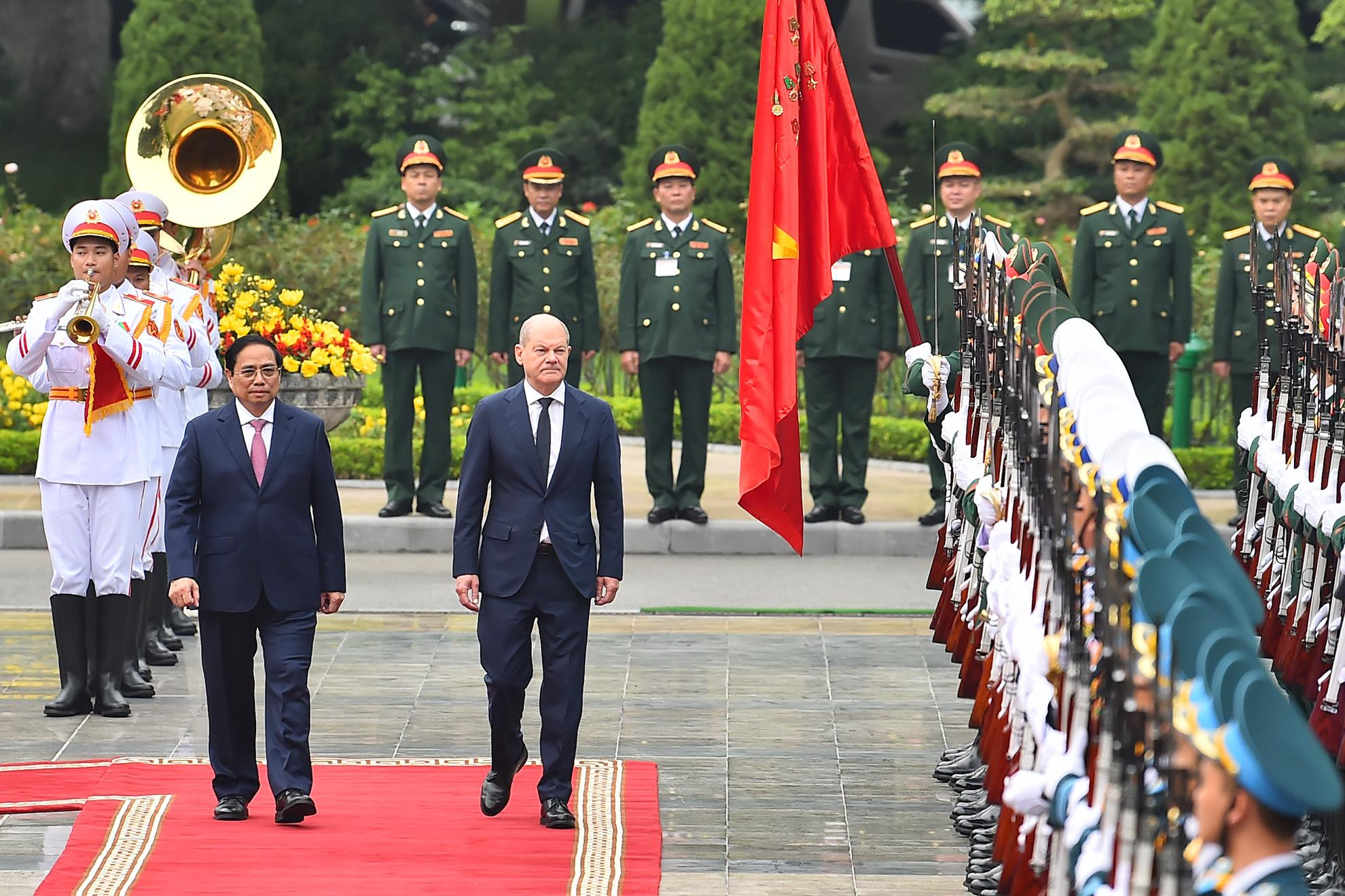 Thủ tướng Phạm Minh Chính và Thủ tướng Olaf Scholz duyệt Đội Danh dự Quân đội nhân dân Việt Nam. Thủ tướng Phạm Minh Chính và Thủ tướng Olaf Scholz duyệt Đội Danh dự Quân đội nhân dân Việt Nam.