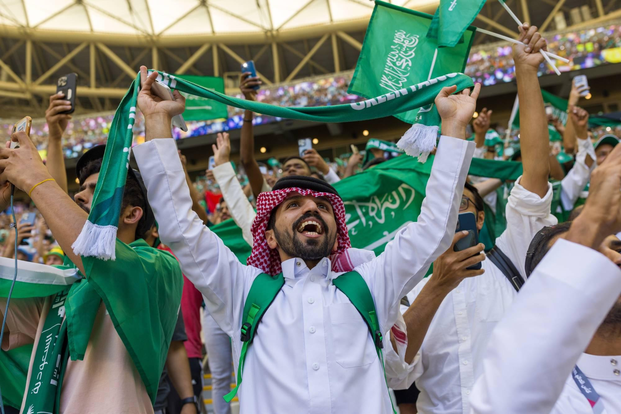 Niềm vui của người hâm mộ Saudi Arabia khi đội tuyển này thắng Argentina 2-1 .