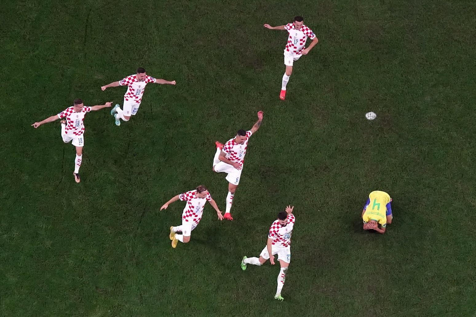 Hậu vệ Marquinhos chỉ biết ôm đầu tiếc nuối sau khi Brazil bị loại tại tứ kết World Cup 2022.