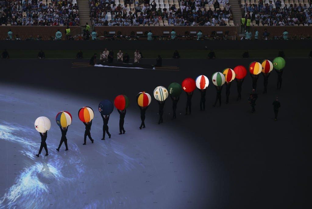 Bóng in cờ các đội bóng tham dự World Cup 2022 lần lượt vào sân.