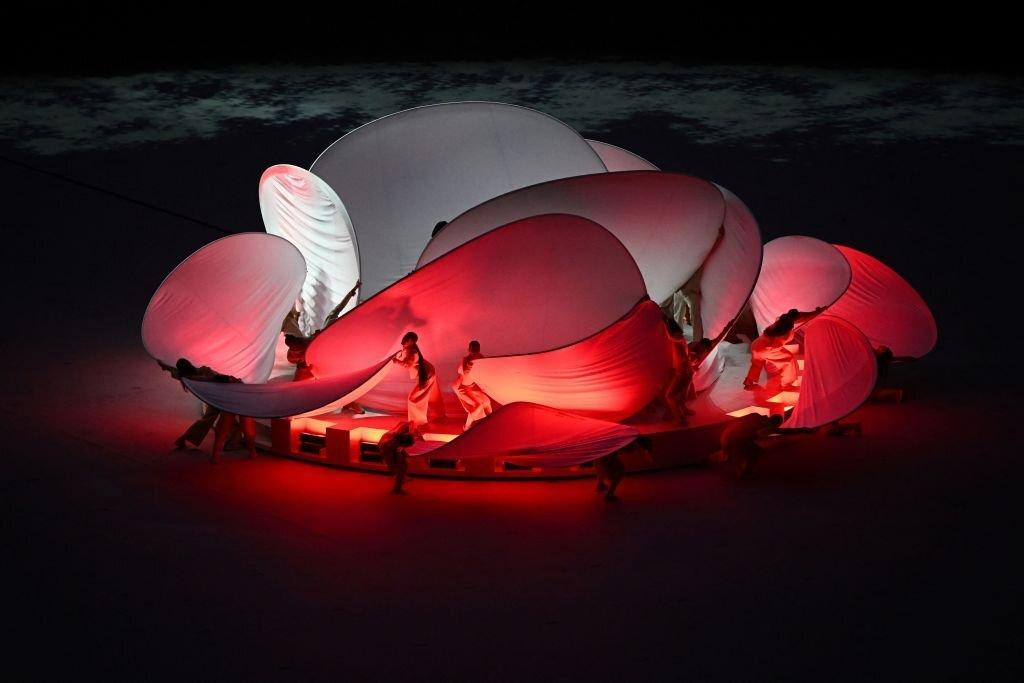 Khoảnh khắc mở đầu Lễ bế mạc "A Night to Remember".