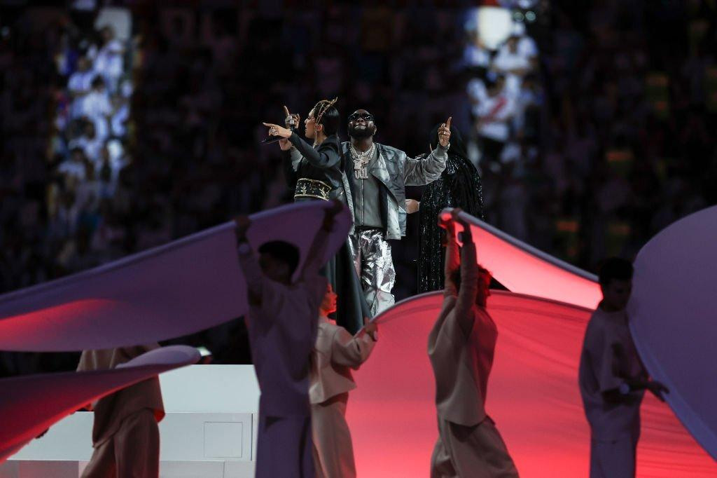 Mở ra cánh hoa là các ca sĩ mở màn bằng điệp khúc bài hát Dreamers.