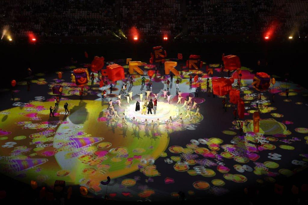 Các vũ công hòa mình cùng điệu nhạc.