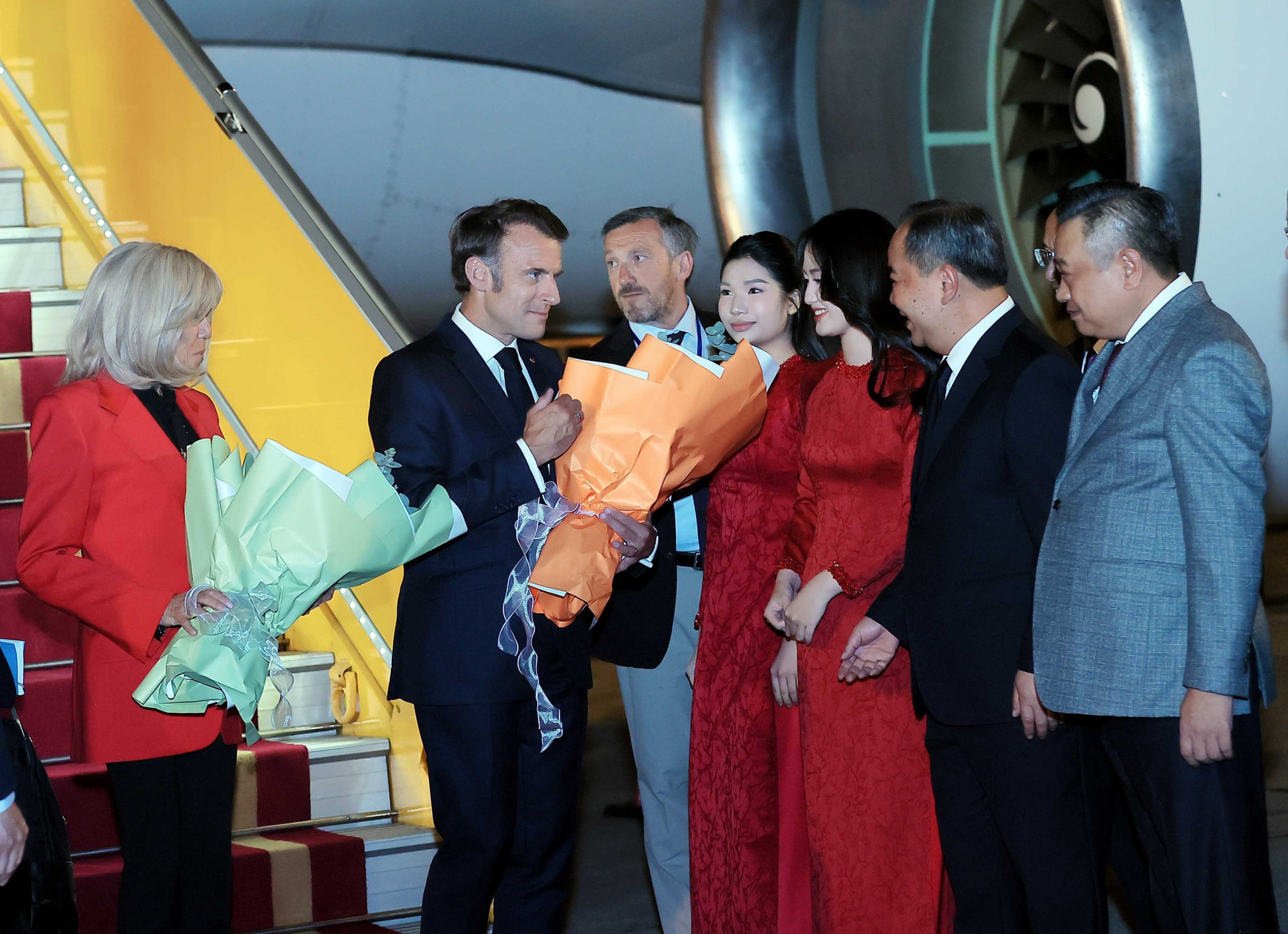 Tổng thống Pháp Emmanuel Macron và Phu nhân đến Hà Nội, bắt đầu chuyến thăm cấp Nhà nước tới Việt Nam. (Ảnh: An Đăng/TTXVN)