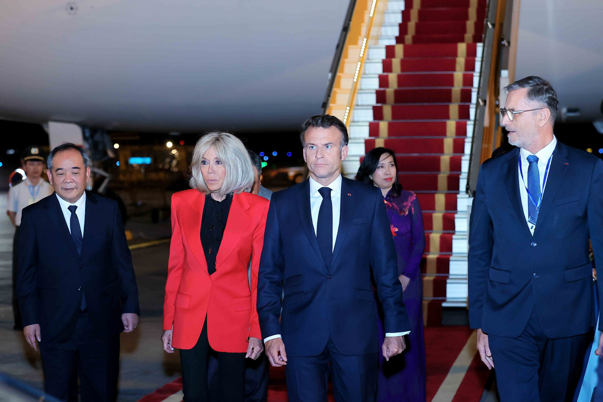 Tổng thống Pháp Emmanuel Macron và Phu nhân đến Hà Nội, bắt đầu chuyến thăm cấp Nhà nước tới Việt Nam. (Ảnh: An Đăng/TTXVN)