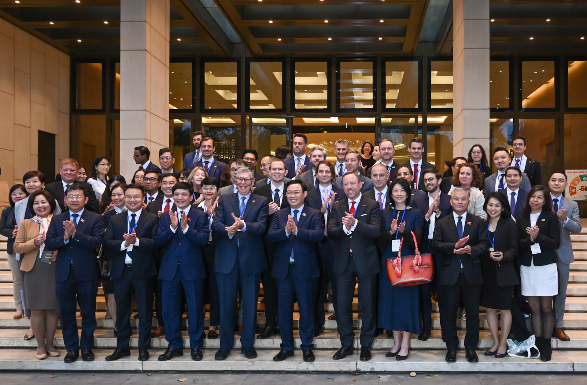 Chủ tịch Quốc hội Vương Đình Huệ và các đại biểu chụp ảnh lưu niệm với Đoàn doanh nghiệp Hội đồng Kinh doanh EU-ASEAN.