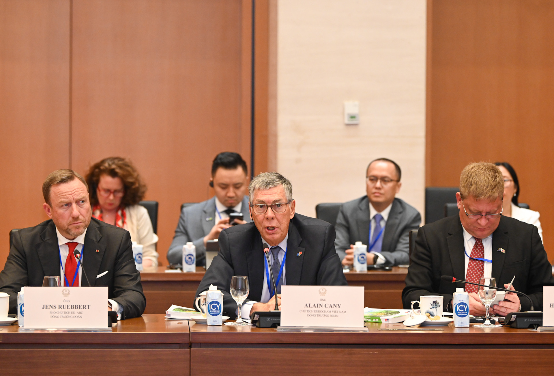 Ông Alain Cany, Chủ tịch EuroCham Việt Nam, đồng Trưởng đoàn doanh nghiệp phát biểu tại buổi làm việc.