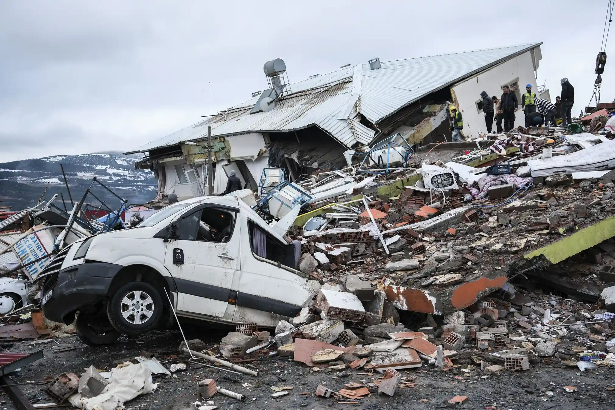 Các nỗ lực tìm kiếm và cứu nạn tiếp tục được triển khai tại Gaziantep, Thổ Nhĩ Kỳ. (Ảnh: Anadolu Agency/Getty Images) Các nỗ lực tìm kiếm và cứu nạn tiếp tục được triển khai tại Gaziantep, Thổ Nhĩ Kỳ. (Ảnh: Anadolu Agency/Getty Images)