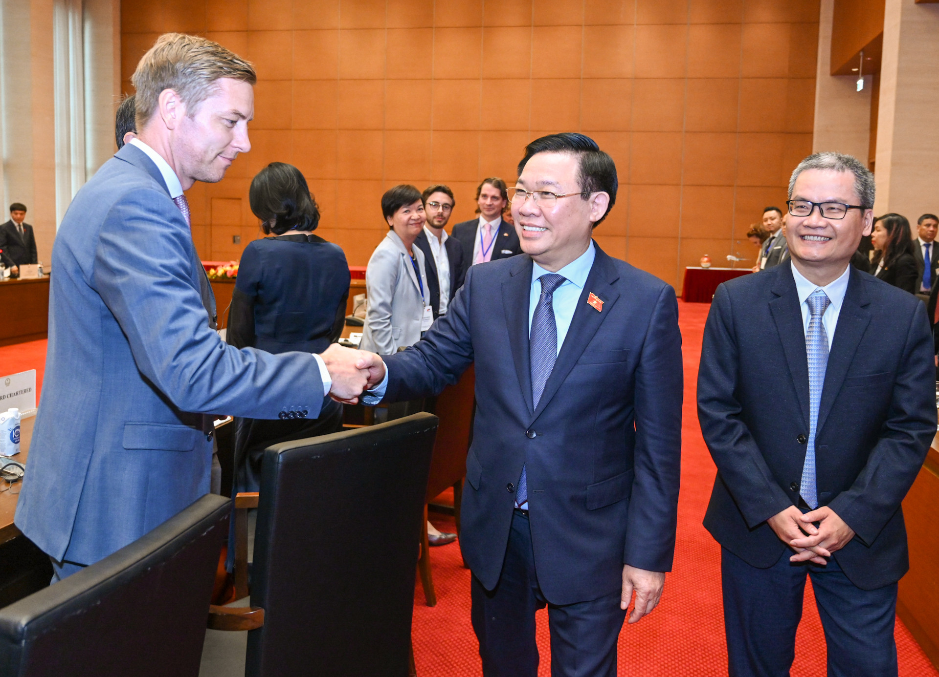 Chủ tịch Quốc hội Vương Đình Huệ với các doanh nghiệp EU tại buổi làm việc.