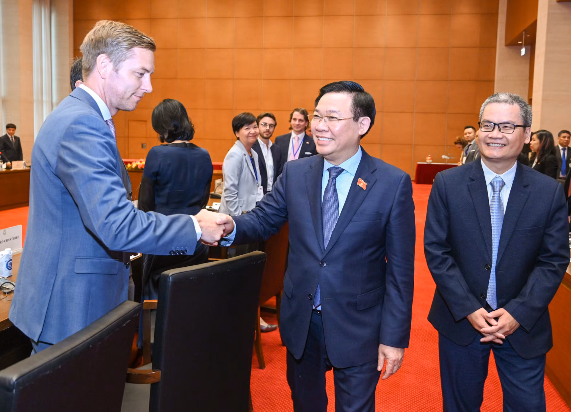 Chủ tịch Quốc hội Vương Đình Huệ với các doanh nghiệp EU tại buổi làm việc.