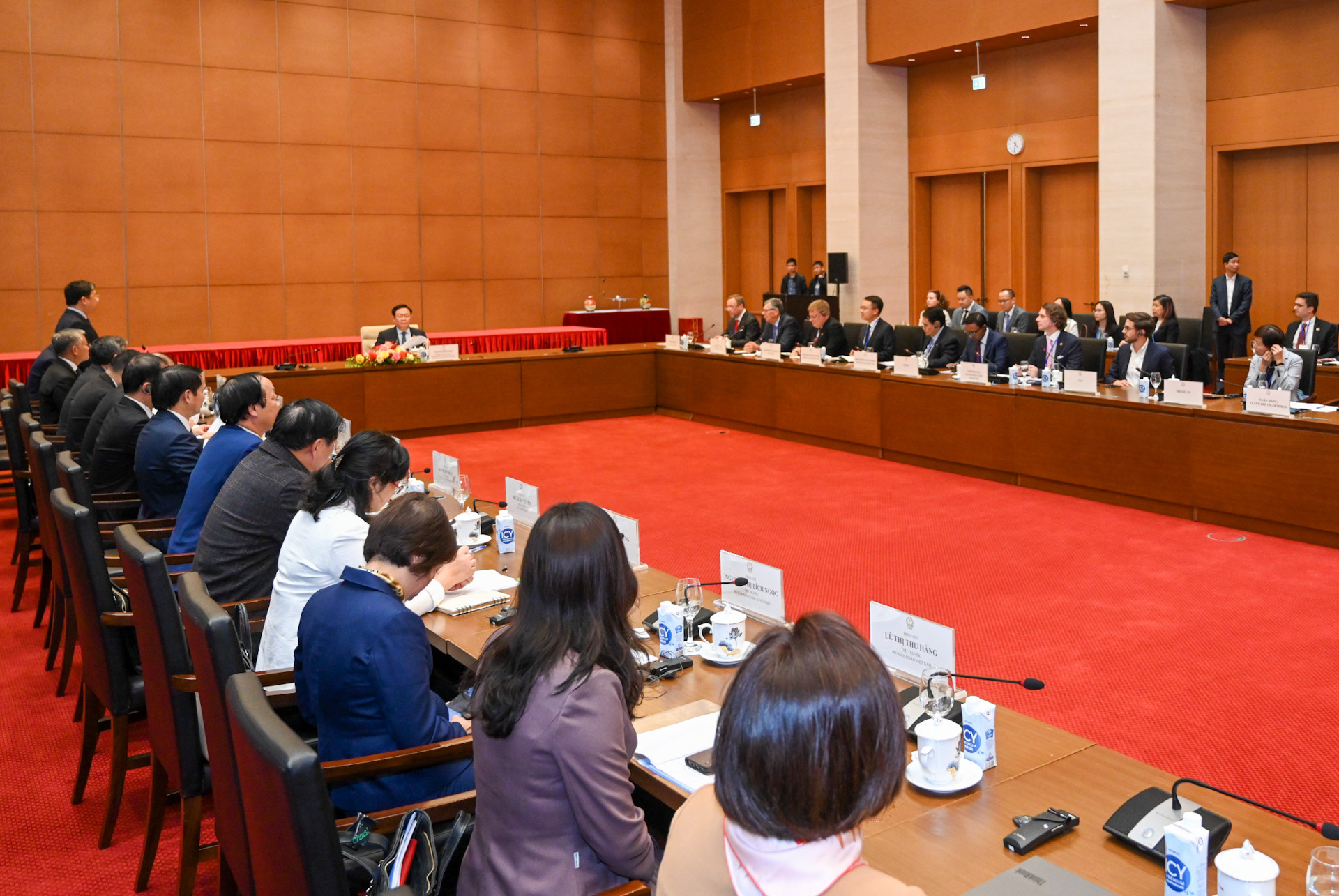 Quang cảnh buổi làm việc tại Nhà Quốc hội.