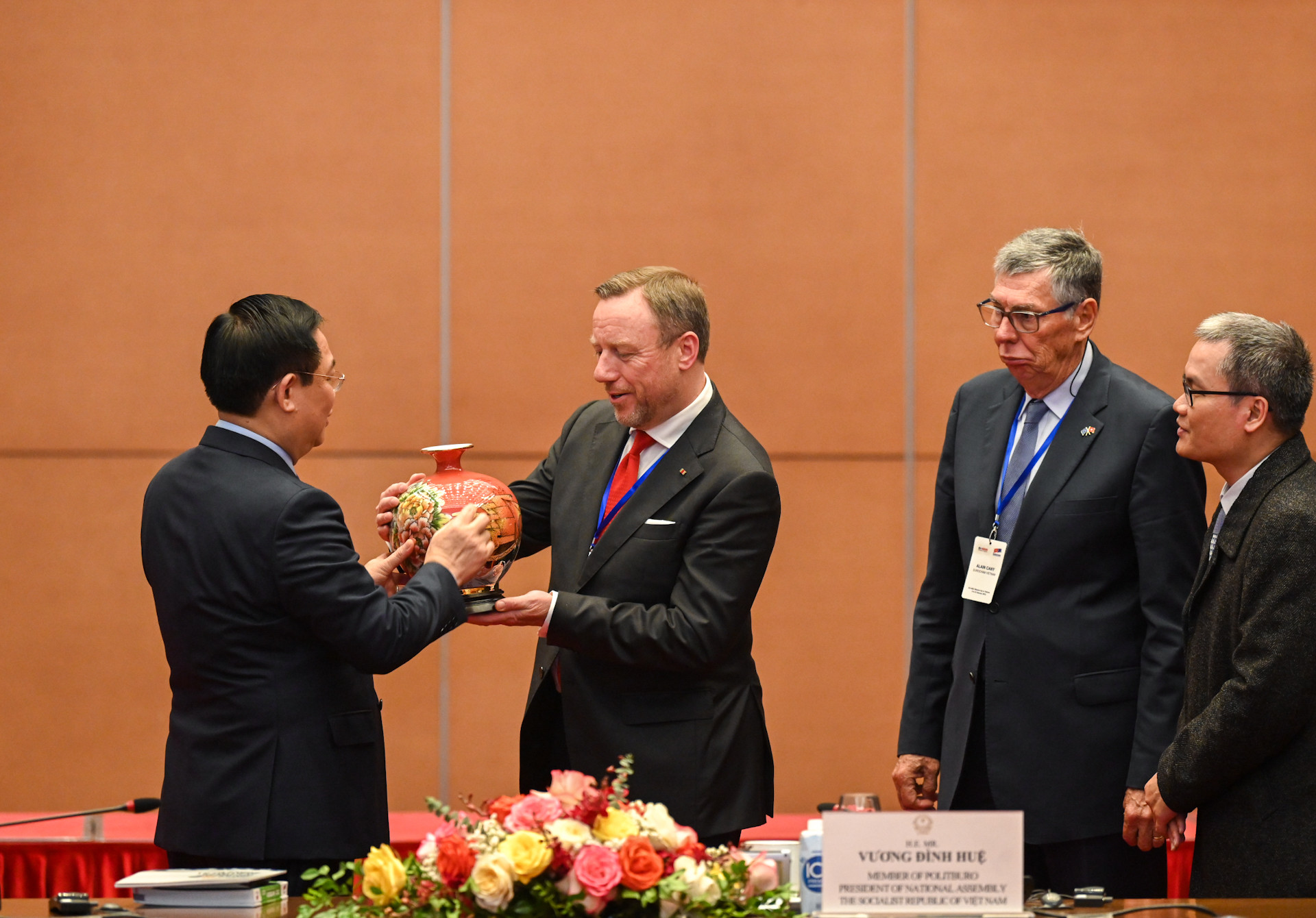 Chủ tịch Quốc hội Vương Đình Huệ trao quà lưu niệm cho các đại biểu tại buổi làm việc.