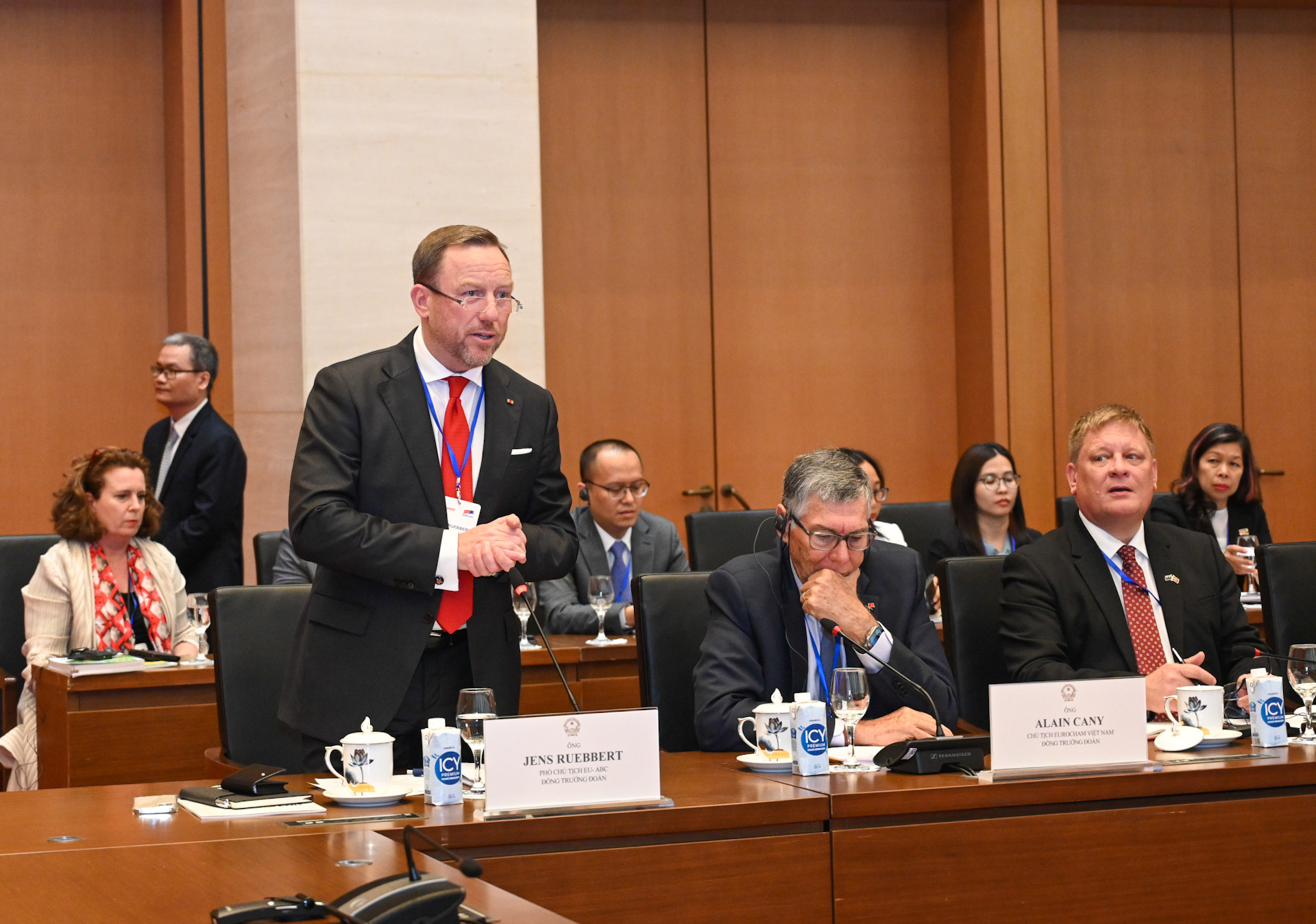 Ông Jens Ruebbert, Phó Chủ tịch EU-ABC, đồng Trưởng đoàn doanh nghiệp phát biểu tại buổi làm việc.