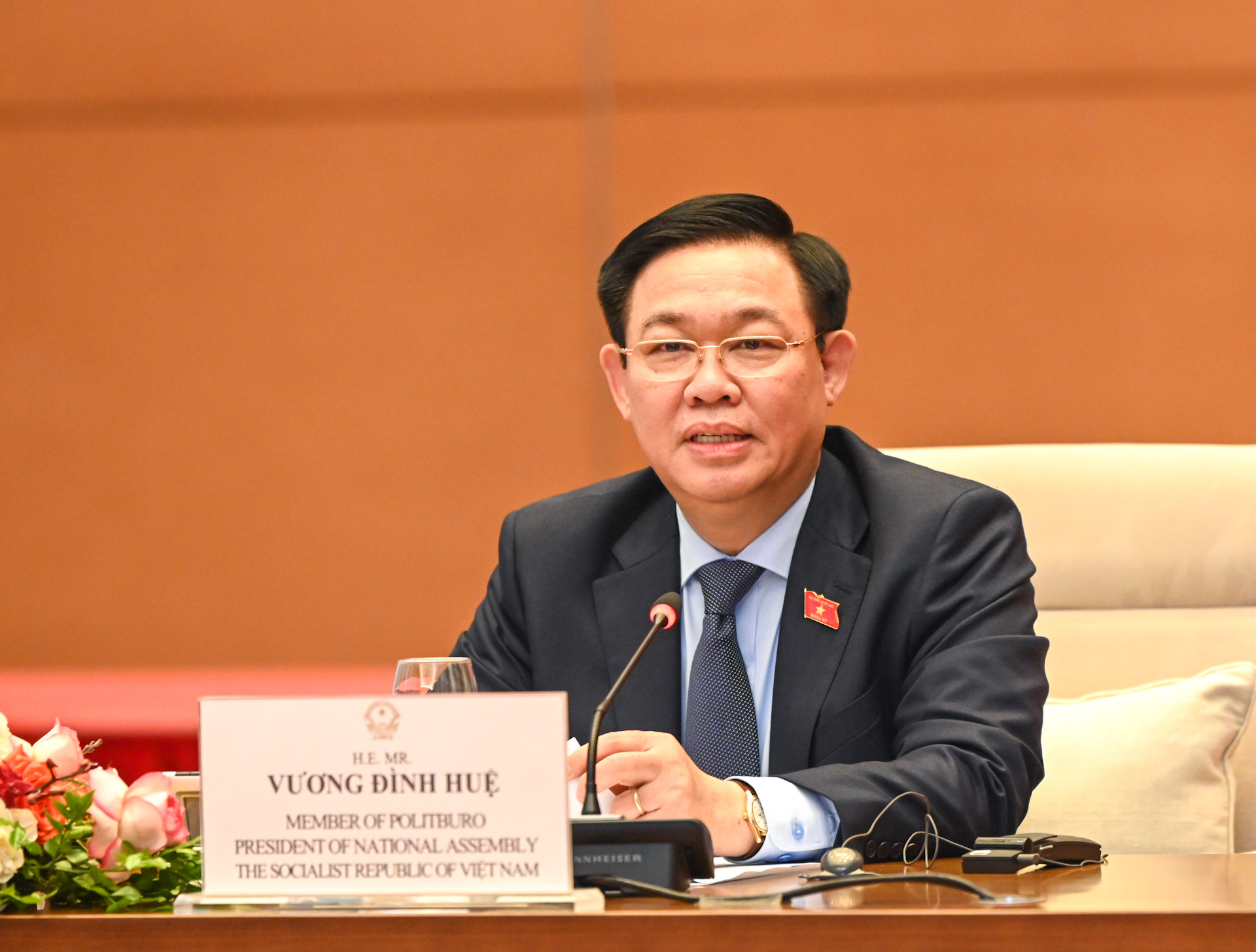 Chủ tịch Quốc hội Vương Đình Huệ trao đổi với các doanh nghiệp tại buổi làm việc.