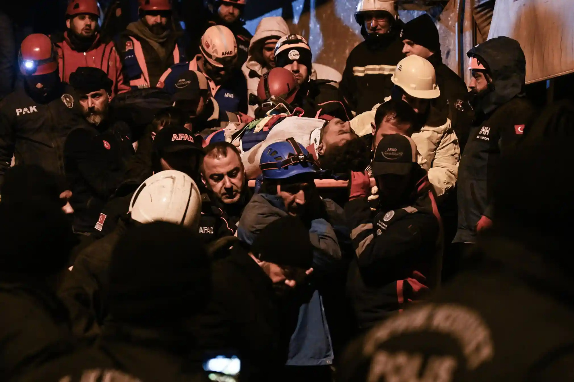 Hai người được đưa ra khỏi tòa chung cư 8 tầng tại Diyarbakir, Thổ Nhĩ Kỳ. (Ảnh: Anadolu Agency/Getty Images) Hai người được đưa ra khỏi tòa chung cư 8 tầng tại Diyarbakir, Thổ Nhĩ Kỳ. (Ảnh: Anadolu Agency/Getty Images)