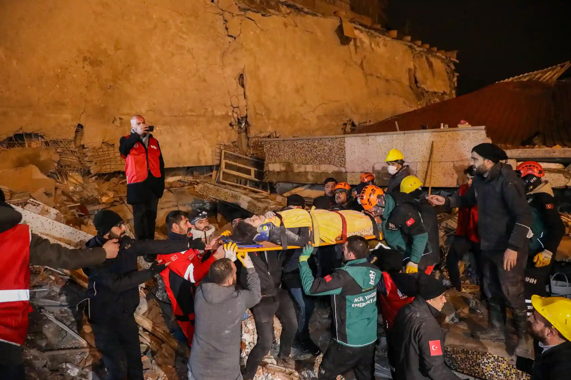 Lực lượng cứu nạn đưa nạn nhân còn sống sót ra khỏi tòa nhà bị sập tại Diyarbakir, Thổ Nhĩ Kỳ. (Ảnh: Anadolu Agency/Getty Images) Lực lượng cứu nạn đưa nạn nhân còn sống sót ra khỏi tòa nhà bị sập tại Diyarbakir, Thổ Nhĩ Kỳ. (Ảnh: Anadolu Agency/Getty Images)