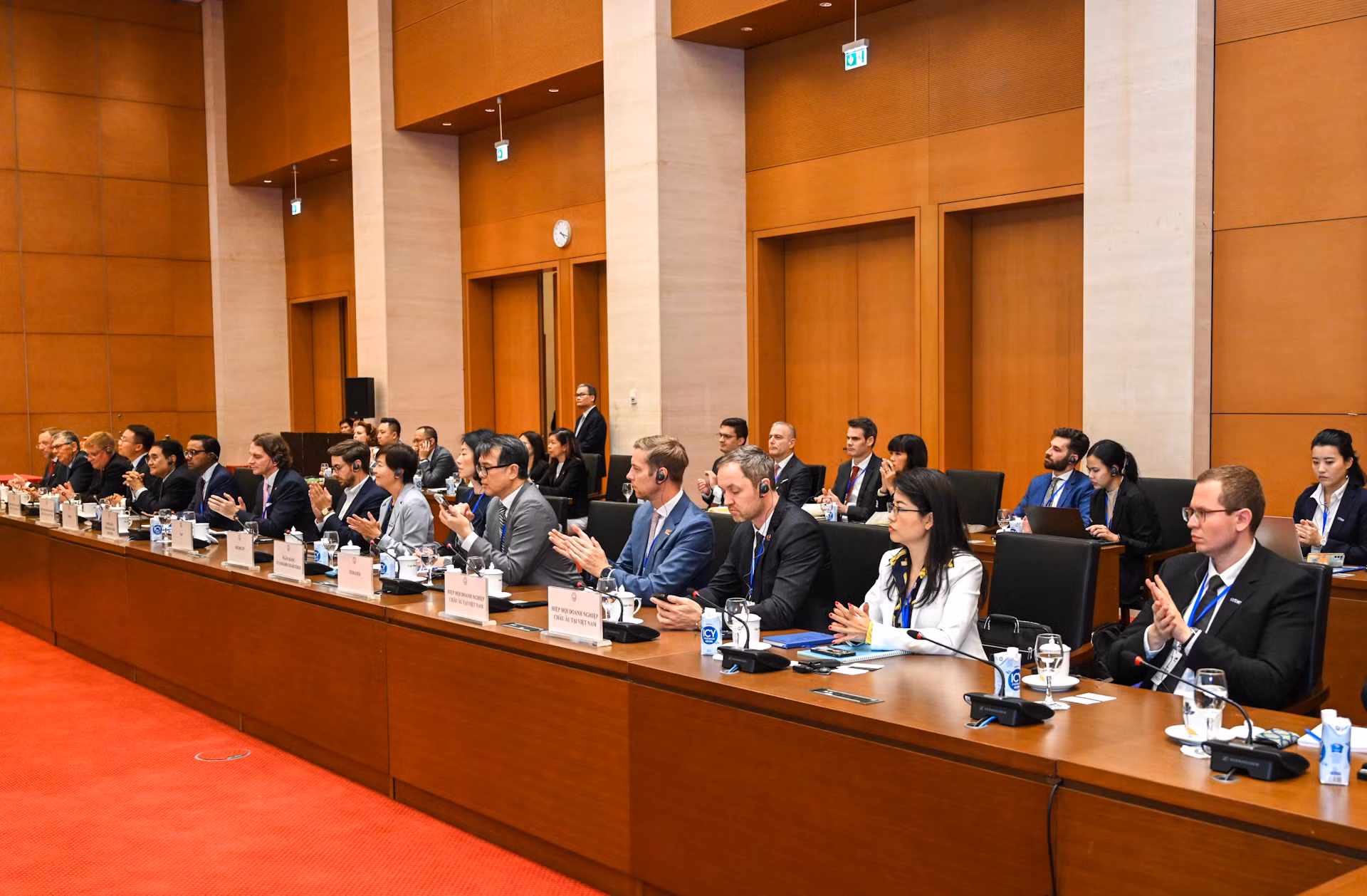 Đại diện các doanh nghiệp EU-ASEAN dự buổi làm việc.
