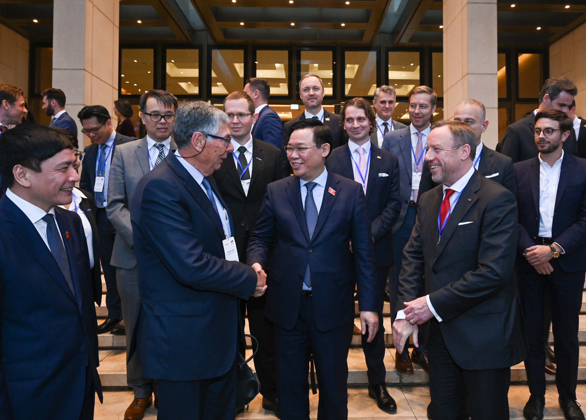 Chủ tịch Quốc hội Vương Đình Huệ trao đổi với đại diện Đoàn doanh nghiệp Hội đồng Kinh doanh EU-ASEAN.