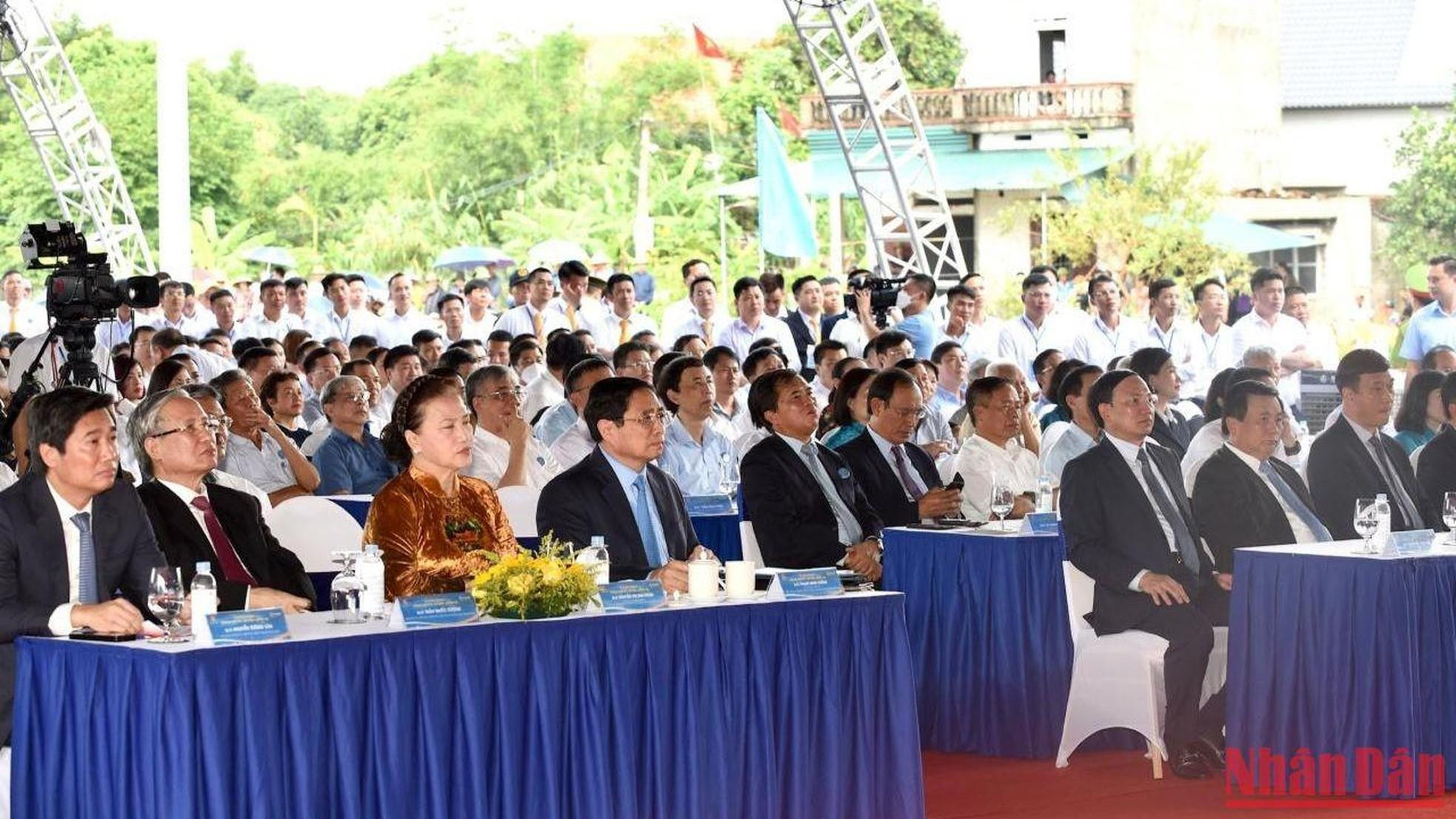 Thủ tướng Phạm Minh Chính và các đại biểu dự lễ khánh thành tuyến đường cao tốc Vân Đồn-Móng Cái.