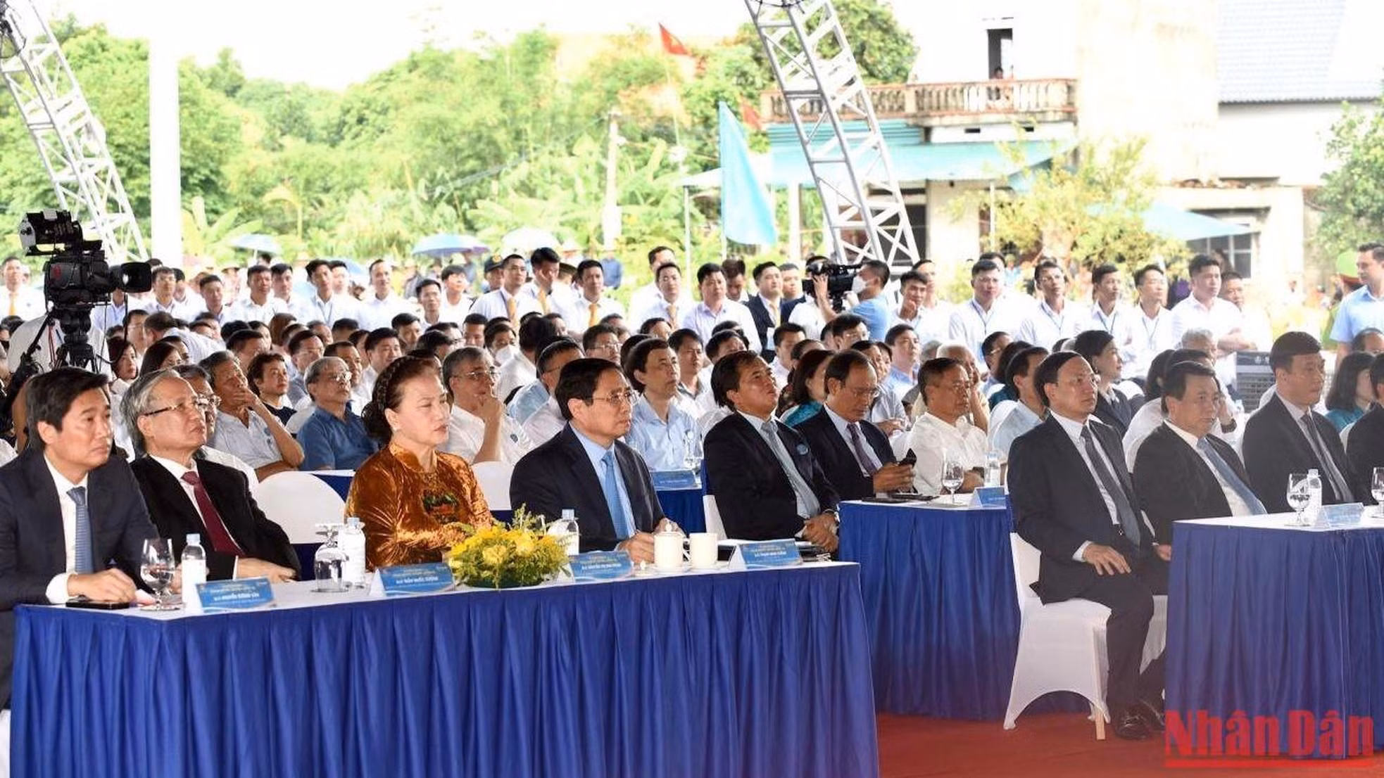 Thủ tướng Phạm Minh Chính và các đại biểu dự lễ khánh thành tuyến đường cao tốc Vân Đồn-Móng Cái.