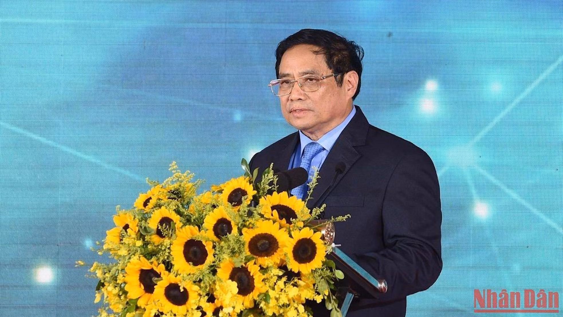 Thủ tướng đề nghị các địa phương nghiên cứu các mô hình hay, bài học tốt, kinh nghiệm quý trong xây dựng hạ tầng giao thông chiến lược, với tinh thần "cả nước chung tay phát triển hạ tầng".