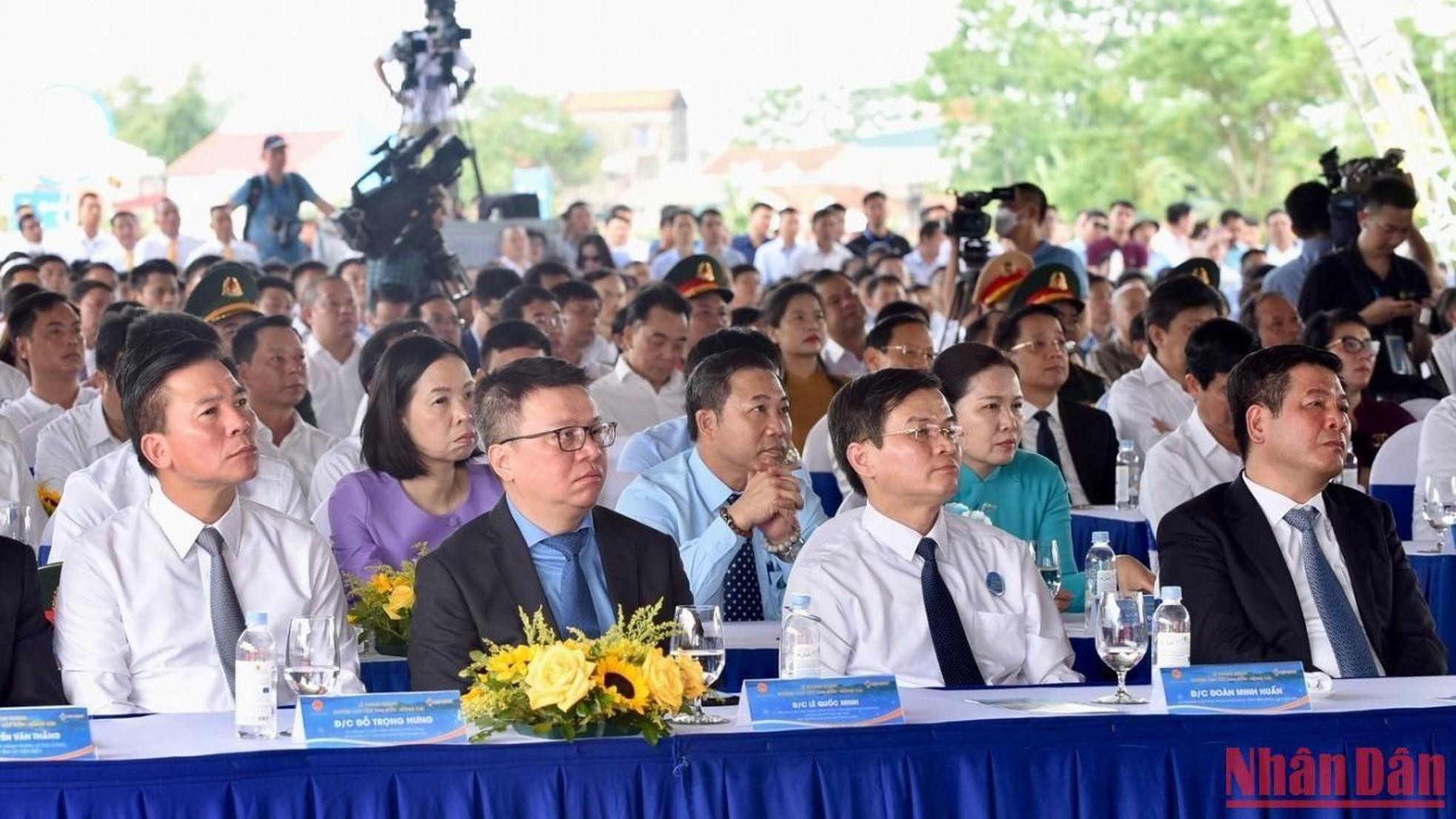 Các đại biểu dự lễ khánh thành tuyến đường cao tốc Vân Đồn-Móng Cái.