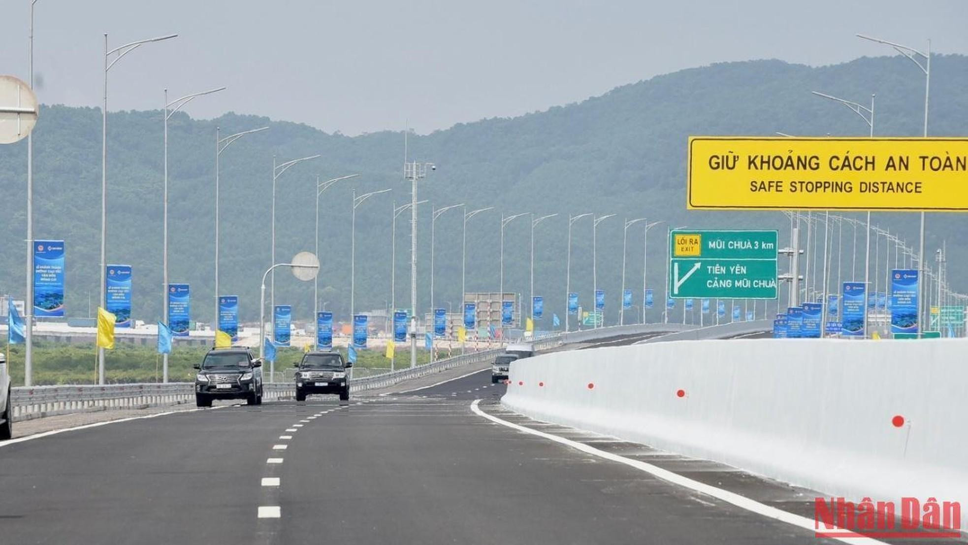 Tuyến cao tốc Vân Đồn-Móng Cái dài 80 km, vận tốc thiết kế 120 km/h, có tổng vốn đầu tư khoảng 14.000 tỷ đồng chia làm 2 dự án độc lập, trong đó tuyến Vân Đồn-Tiên Yên dài 16 km xây dựng bằng vốn ngân sách tỉnh Quảng Ninh; tuyến Tiên Yên-Móng Cái dài 64 km được đầu tư theo phương thức đối tác công tư (PPP), hợp đồng Xây dựng-Kinh doanh-Chuyển giao (BOT) do Tập đoàn Sun Group làm chủ đầu tư.