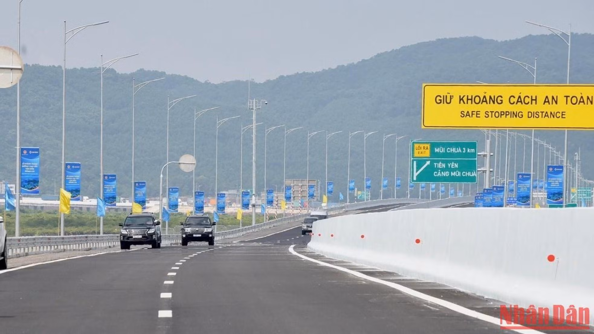 Tuyến cao tốc Vân Đồn-Móng Cái dài 80 km, vận tốc thiết kế 120 km/h, có tổng vốn đầu tư khoảng 14.000 tỷ đồng chia làm 2 dự án độc lập, trong đó tuyến Vân Đồn-Tiên Yên dài 16 km xây dựng bằng vốn ngân sách tỉnh Quảng Ninh; tuyến Tiên Yên-Móng Cái dài 64 km được đầu tư theo phương thức đối tác công tư (PPP), hợp đồng Xây dựng-Kinh doanh-Chuyển giao (BOT) do Tập đoàn Sun Group làm chủ đầu tư.