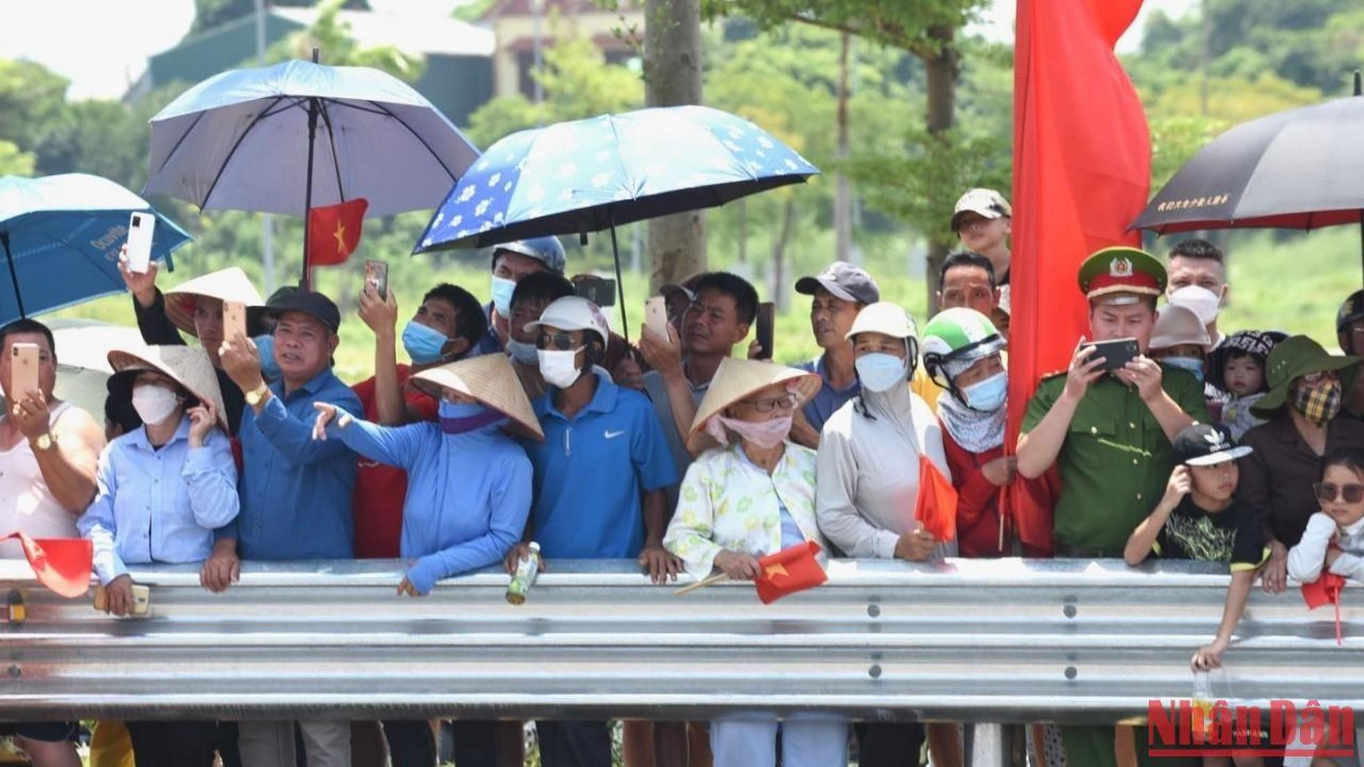 Đông đảo người dân địa phương chứng kiến sự kiện quan trọng này.