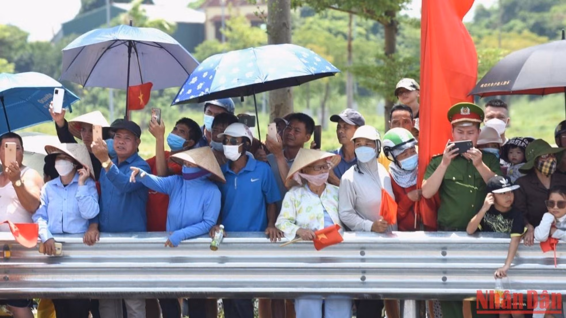 Đông đảo người dân địa phương chứng kiến sự kiện quan trọng này.