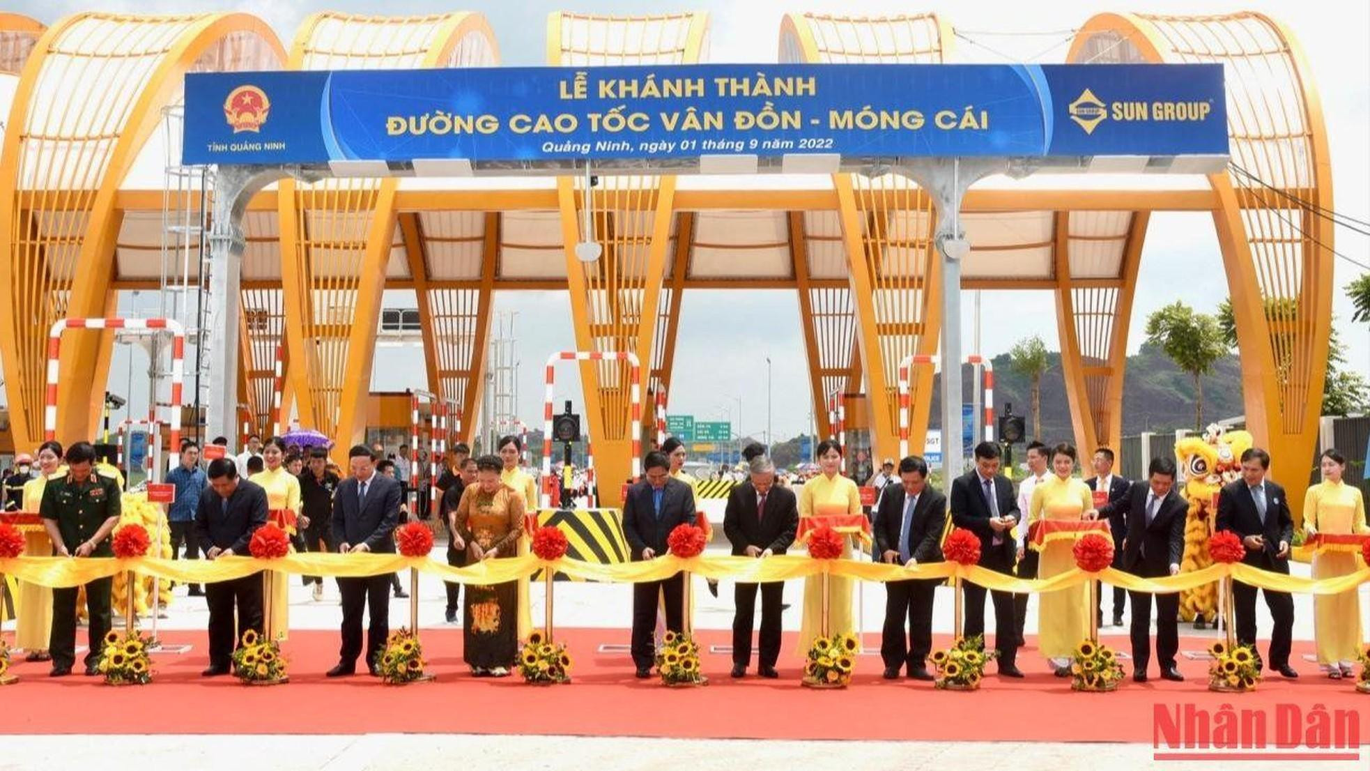 Thủ tướng Phạm Minh Chính và các đại biểu cắt băng khánh thành tuyến đường cao tốc Vân Đồn-Móng Cái.