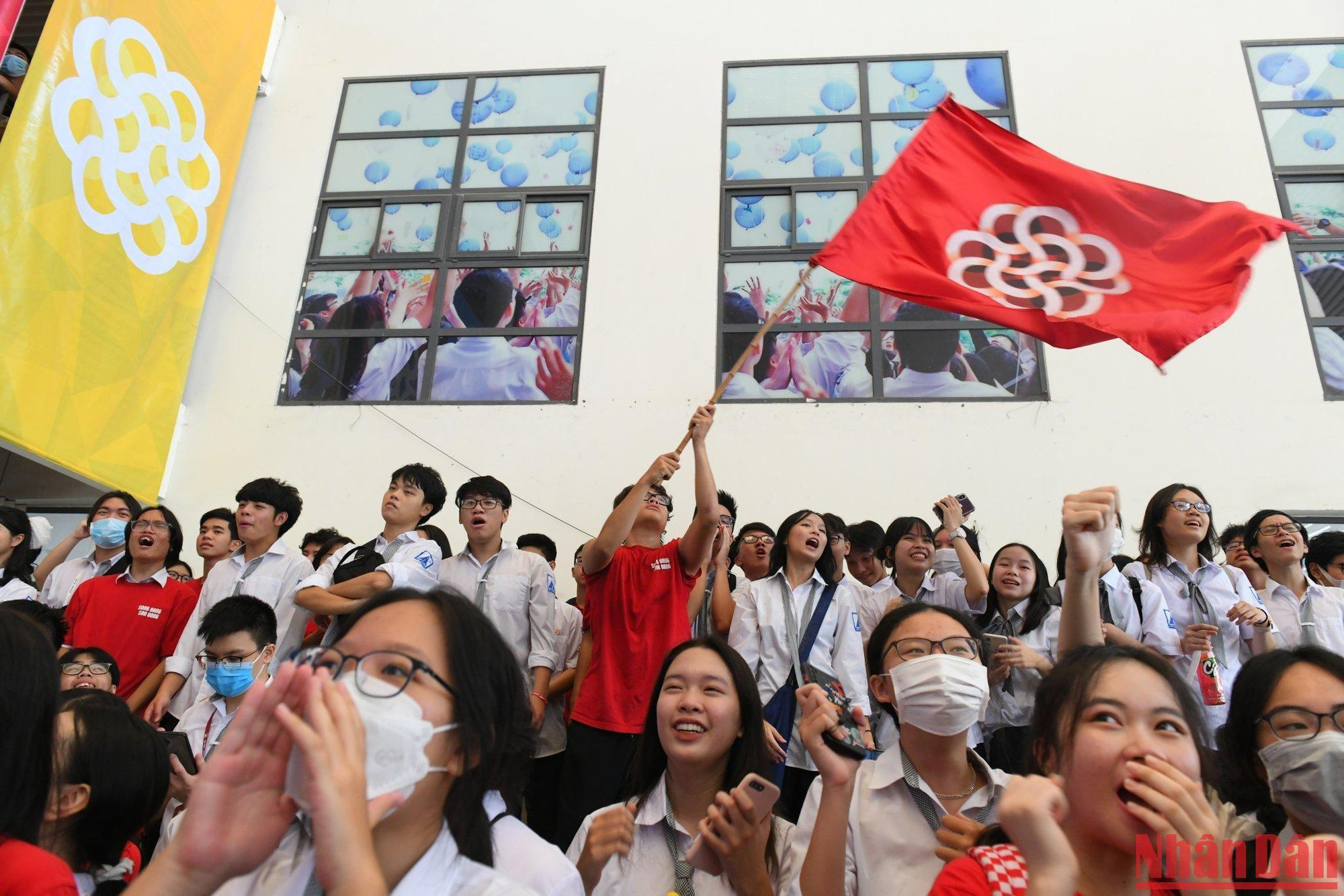 Các học sinh chuyên Hà Nội-Amsterdam phấn khích trong giờ phút tựu trường. (Ảnh: Nhật Quang)