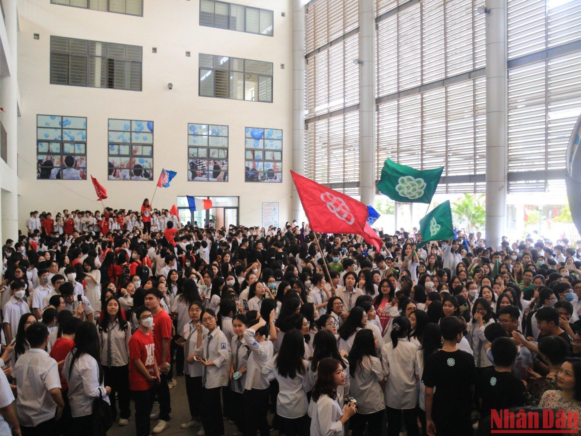 Những lá cờ cất cao tượng trưng cho niềm vui và kỳ vọng của các em học sinh trong năm học mới. (Ảnh: Thành Đạt)