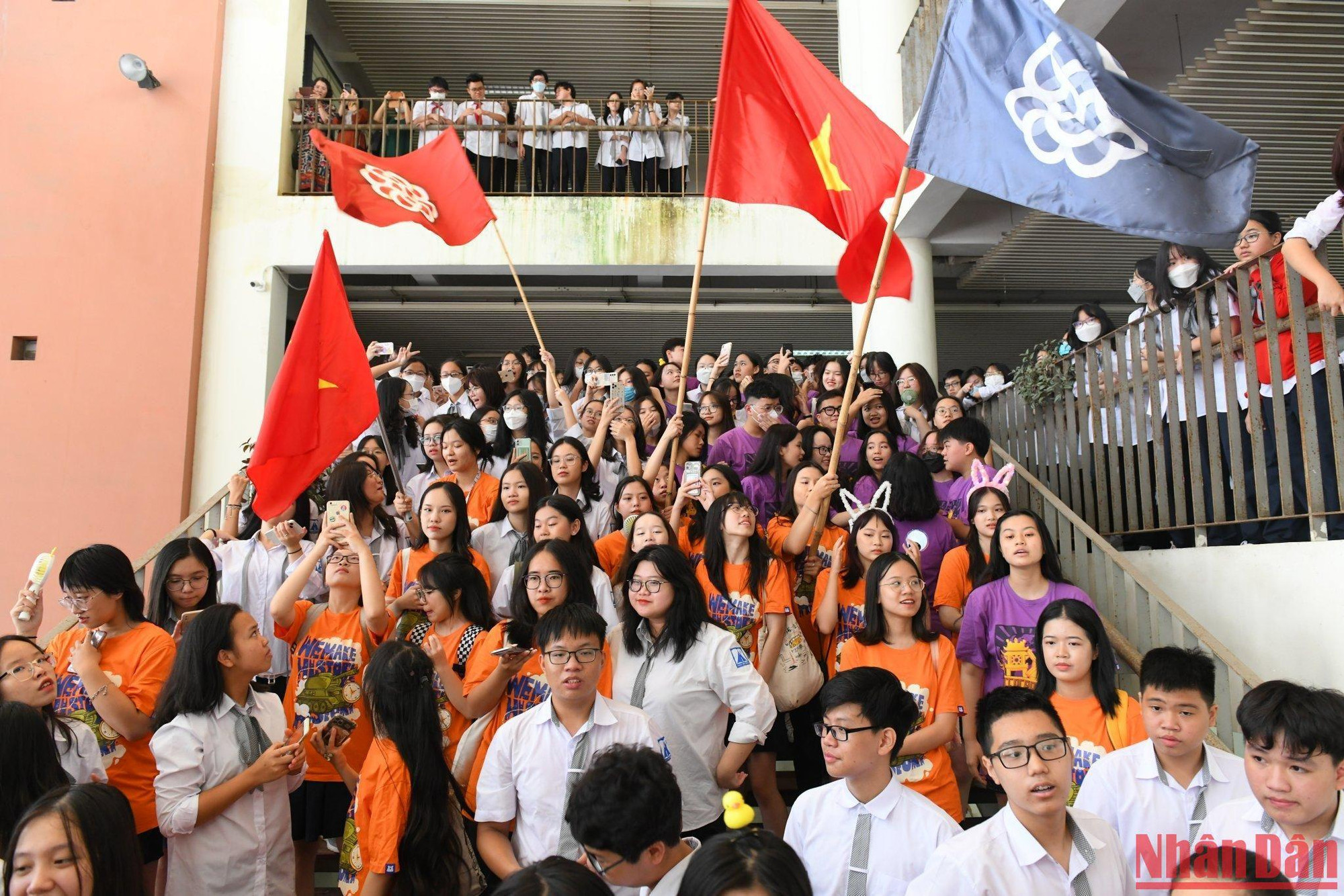 Cũng trong sáng 5/9, hàng trăm học sinh tại trường Trung học phổ thông chuyên Hà Nội-Amsterdam nô nức trong ngày khai giảng năm học mới. (Ảnh: Thành Đạt)