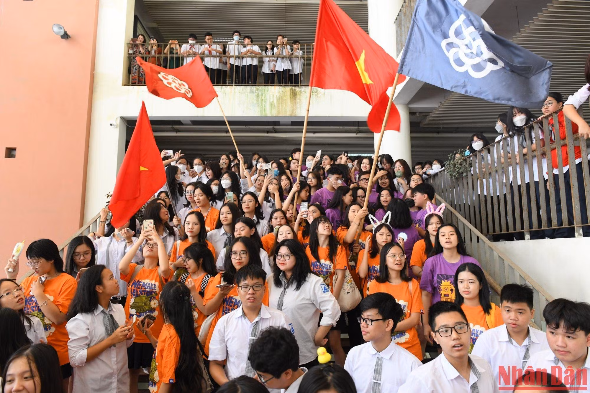 Cũng trong sáng 5/9, hàng trăm học sinh tại trường Trung học phổ thông chuyên Hà Nội-Amsterdam nô nức trong ngày khai giảng năm học mới. (Ảnh: Thành Đạt)