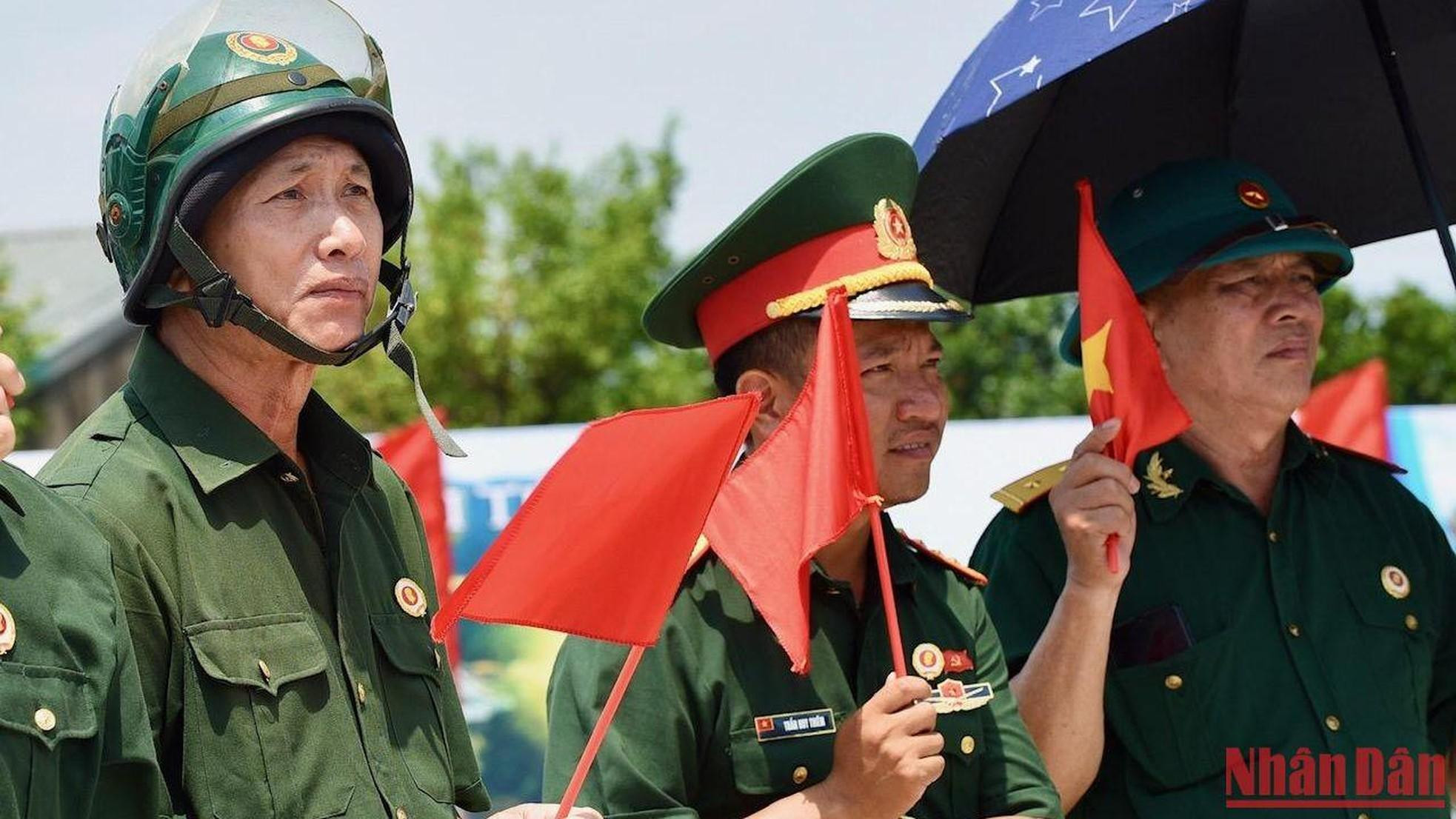 Đông đảo người dân địa phương chứng kiến sự kiện quan trọng này.