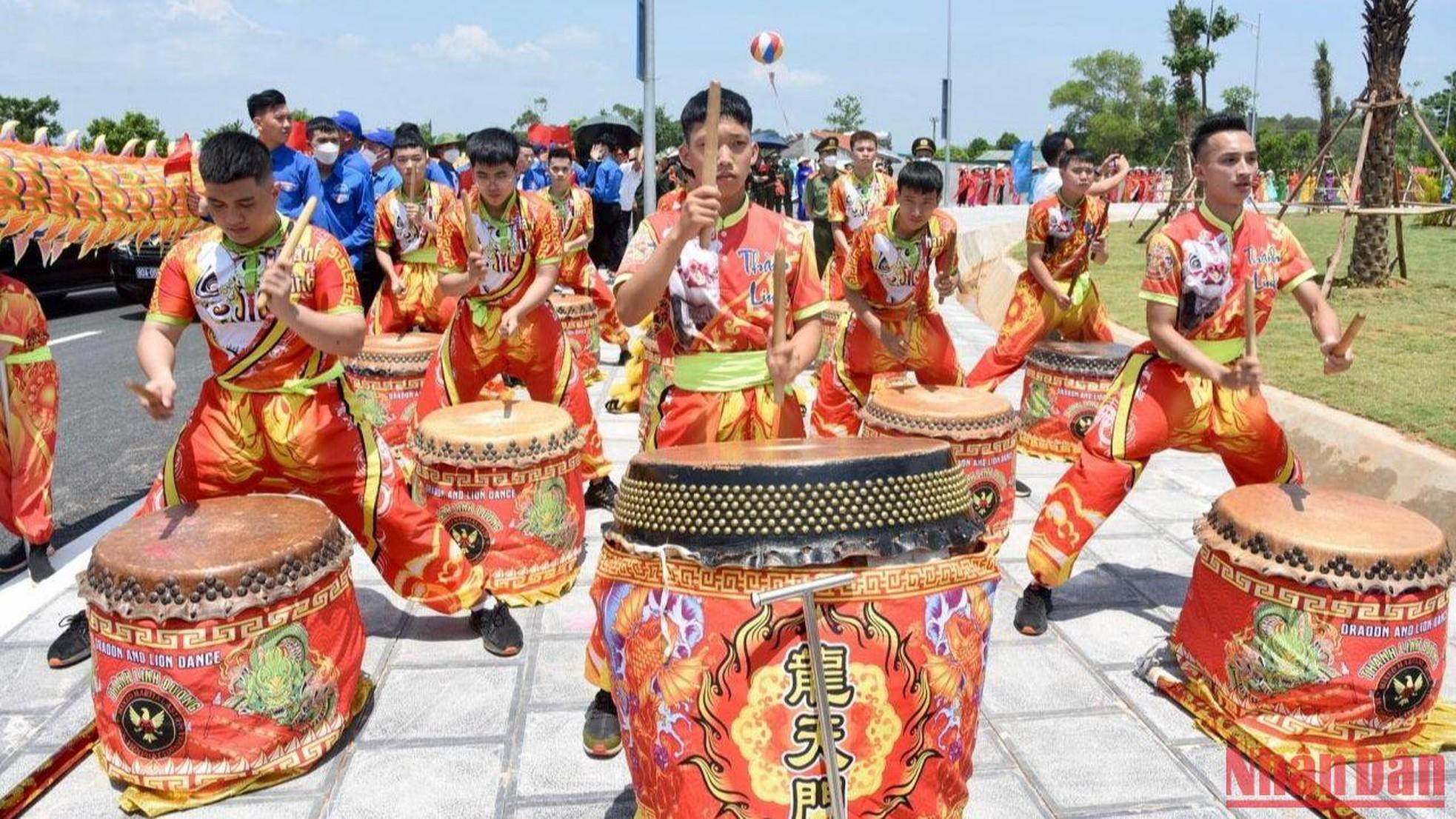 Trống hội vang lên trong buổi lễ khánh thành tuyến đường cao tốc.
