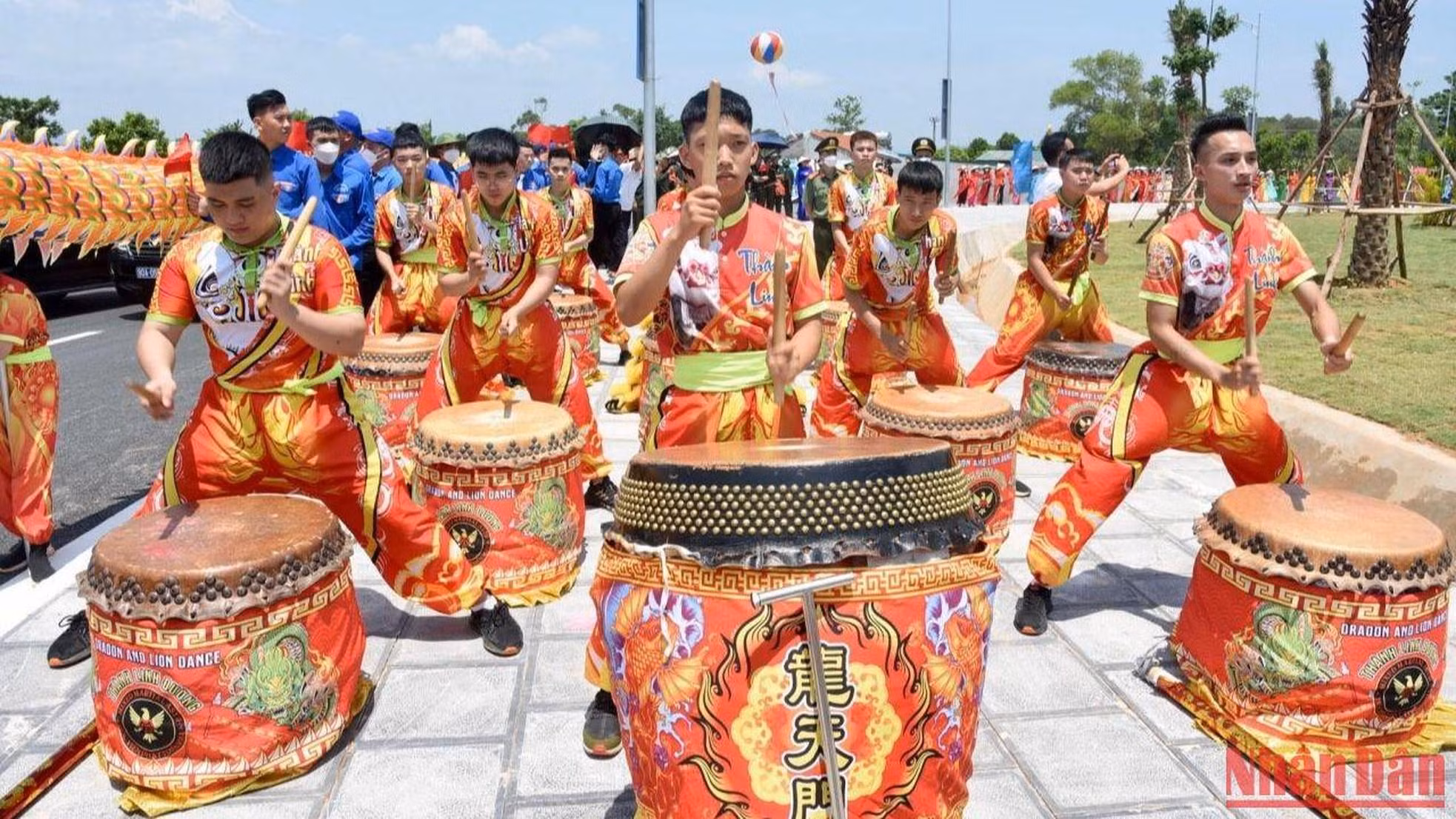 Trống hội vang lên trong buổi lễ khánh thành tuyến đường cao tốc.