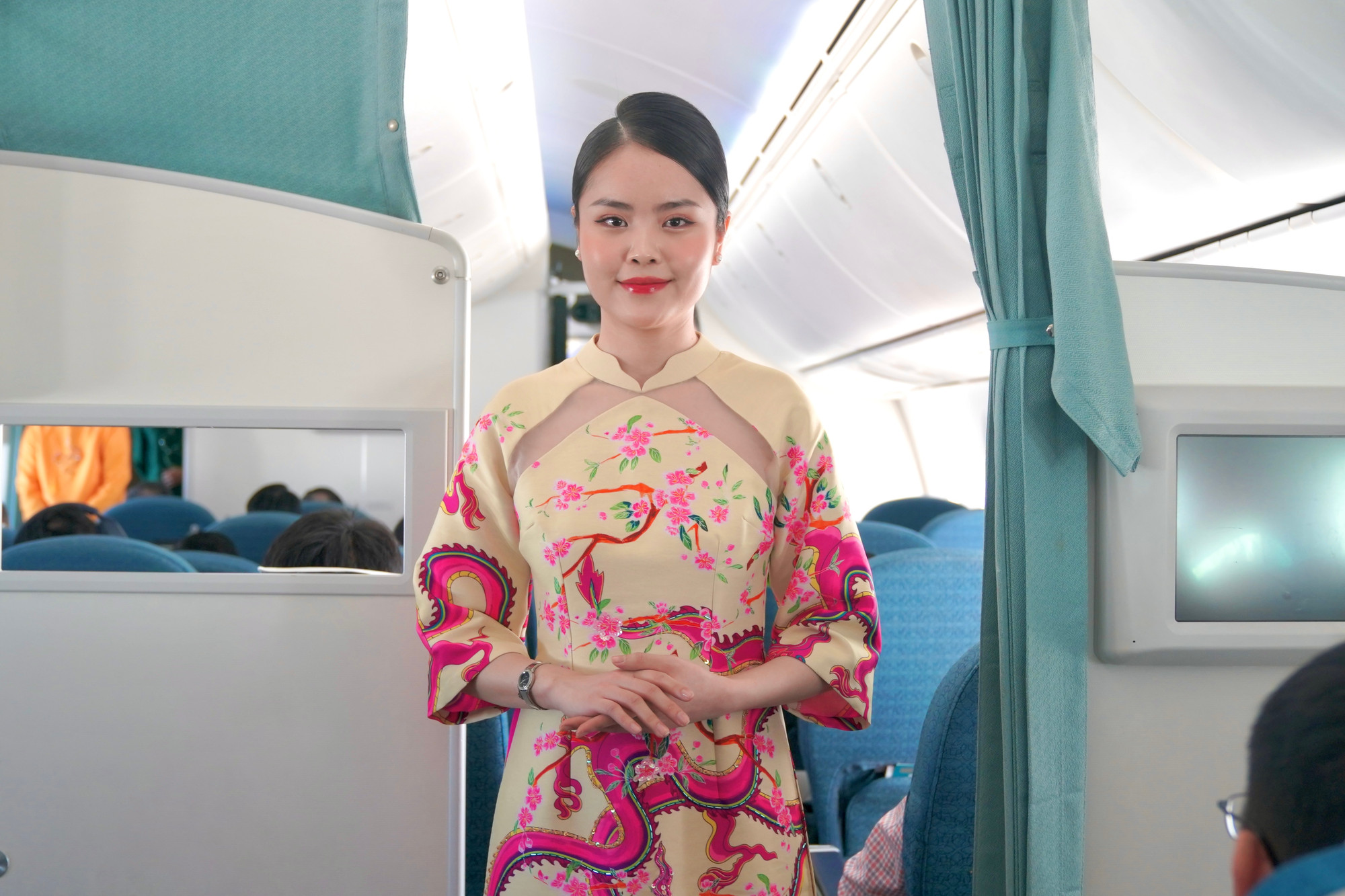 Trên các chuyến bay Tết, các tiếp viên của Hãng sử dụng và trình diễn bộ sưu tập áo dài “Rồng Rắn lên mây” của nhà thiết kế La Sen Vũ để tạo thêm không khí tươi mới cho ngày đầu xuân.