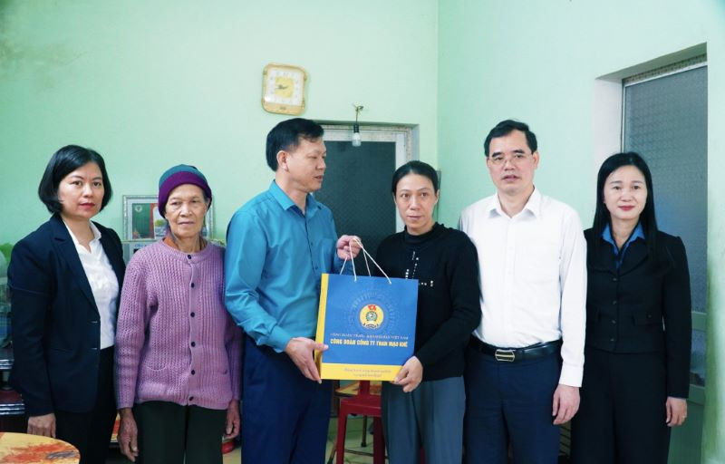 Lãnh đạo Công ty than Mạo Khê trao quà cho gia đình chính sách.