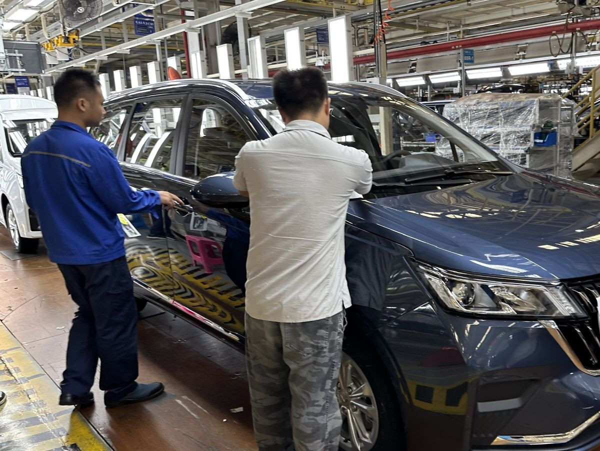 Kiểm tra chất lượng xe điện trước khi xuất xưởng.