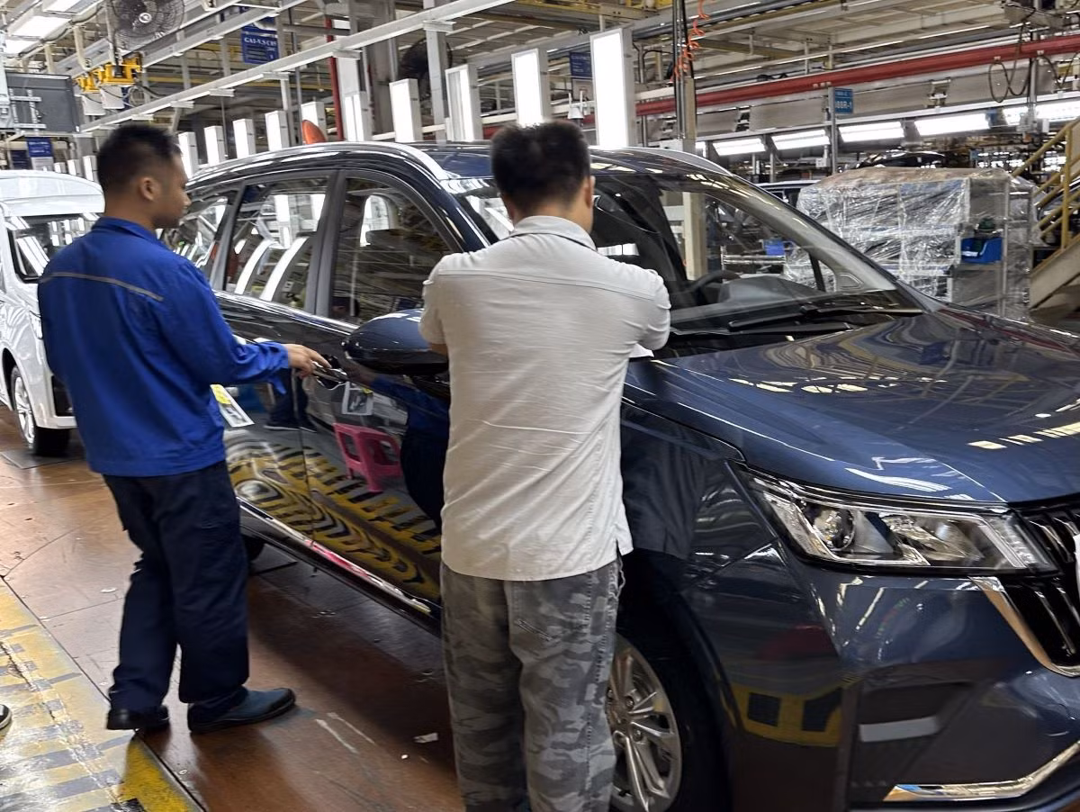 Kiểm tra chất lượng xe điện trước khi xuất xưởng.