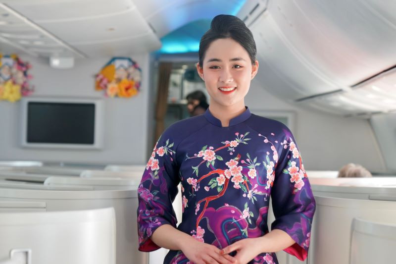 Với họa tiết mang đậm bản sắc dân tộc, những tà áo dài màu sắc nổi bật mang đến không khí Tết vui tươi, ấm áp trên suốt chặng bay.