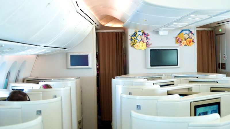 Ngay khi lên máy bay, hành khách được bước vào một không gian Tết thu nhỏ. Khoang máy bay trang trí những sắc màu tươi tắn của hoa đào, hoa mai, cùng những họa tiết đặc trưng của Tết cổ truyền.