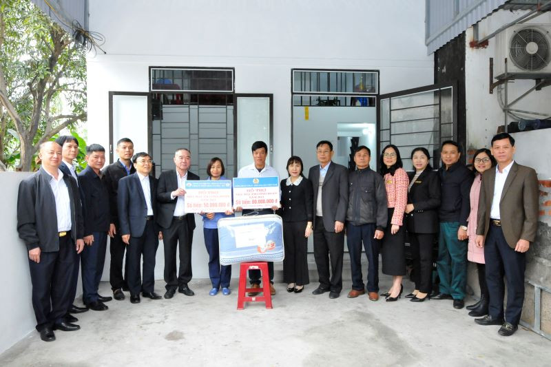 Các đơn vị tặng "Mái ấm công đoàn" cho thợ mỏ.