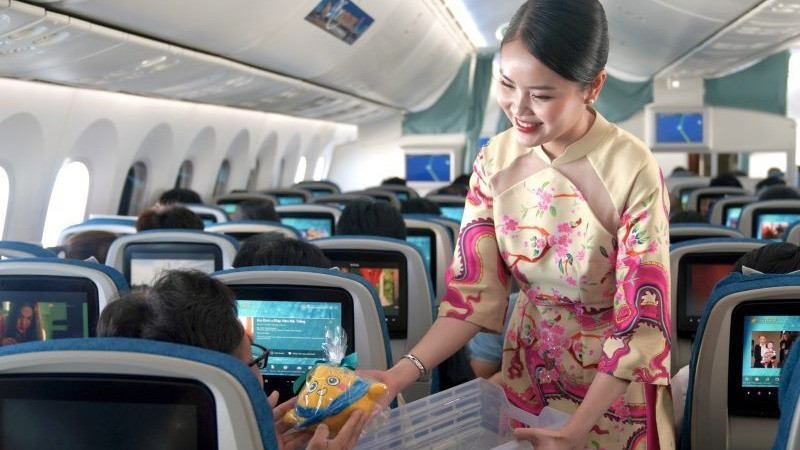 Nhân dịp năm mới, Vietnam Airlines cũng dành tặng hành khách những món quà ý nghĩa như sổ tay và mascot của hãng.