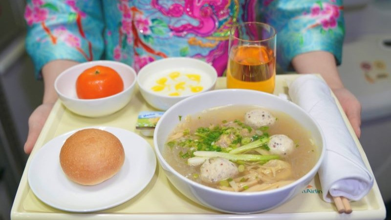 Vietnam Airlines mang hương vị Tết đến gần hơn với mỗi thực khách thông qua những món ăn mang đậm hương vị cổ truyền như: bánh chưng, xôi gấc, thịt đông, hành muối, chả quế, giò xào, dưa góp,… Mỗi món ăn đều được các đầu bếp của Vietnam Airlines trình bày đẹp mắt, tạo nên một bữa tiệc ẩm thực khó quên trên những tầng mây.