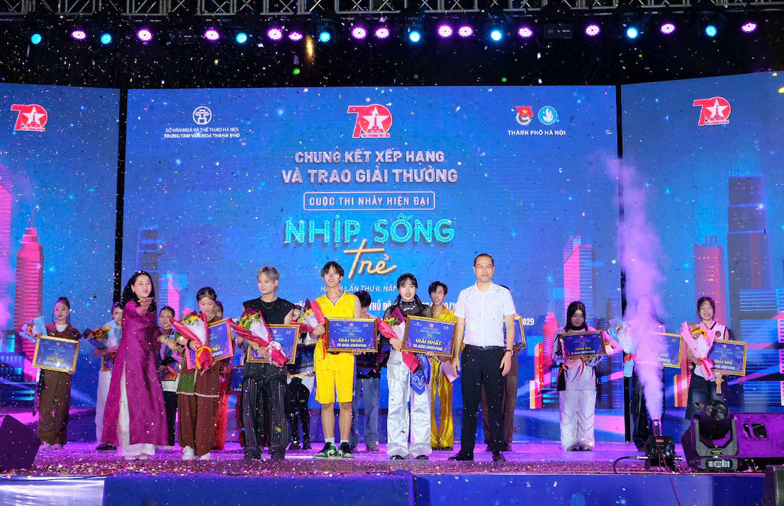 Ban Tổ chức trao giải Nhất cho bốn đội có thành tích xuất sắc nhất.