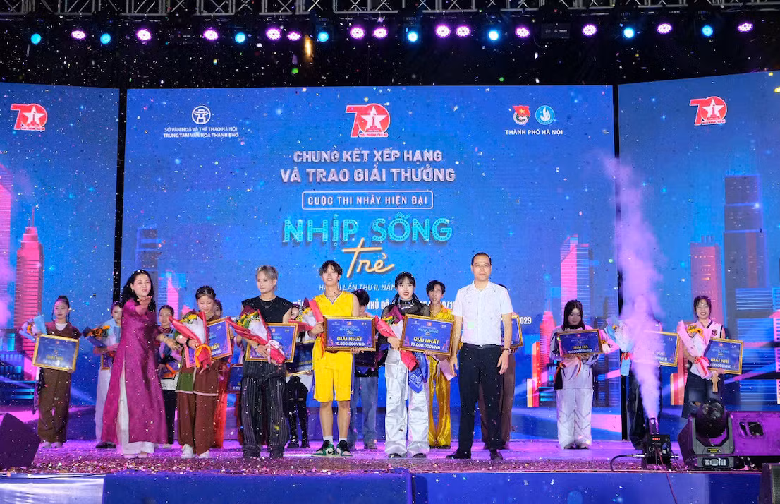 Ban Tổ chức trao giải Nhất cho bốn đội có thành tích xuất sắc nhất.